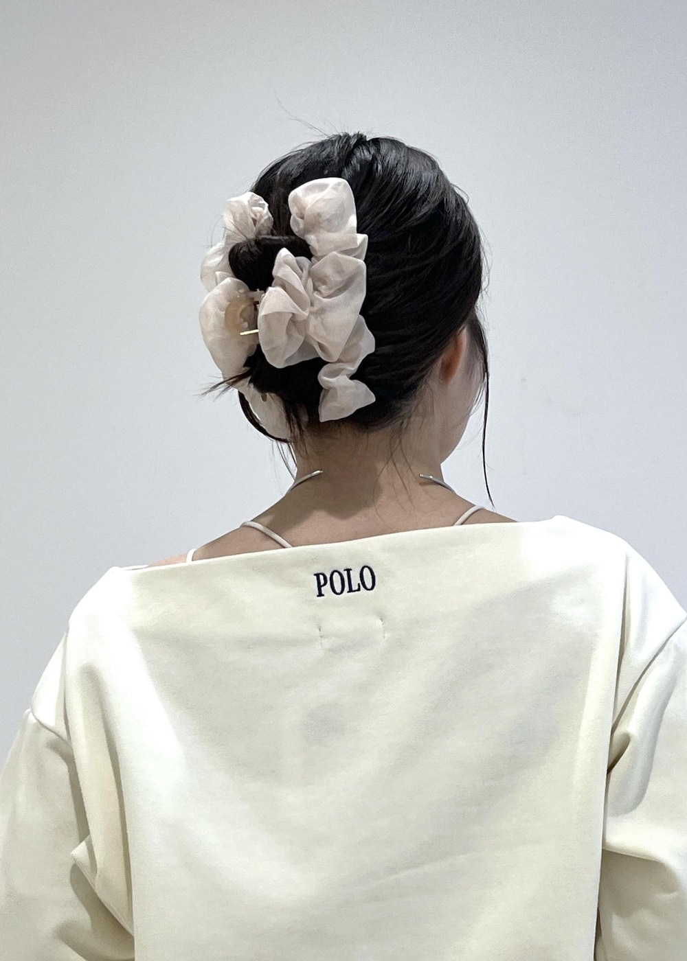 ホワイト系のカーディガン/ボレロ、ベージュ系のショルダーバッグ、ピンク系のその他パンツを着用したレディースの春コーディネートの7枚目の写真