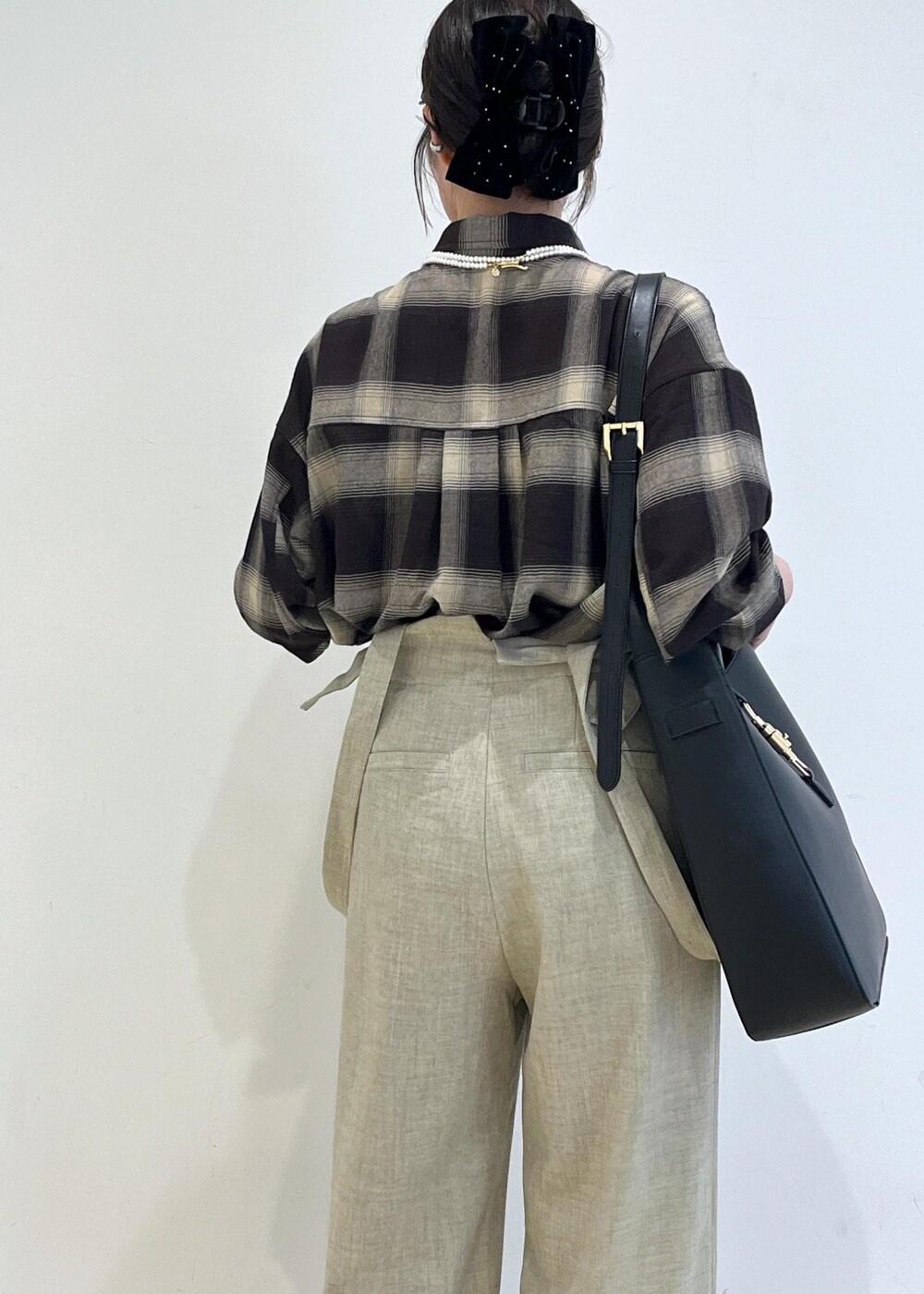 ブラック系のシャツ/ブラウス、ベージュ系のその他パンツ、ブラック系のトートバッグを着用したレディースの秋コーディネートの9枚目の写真
