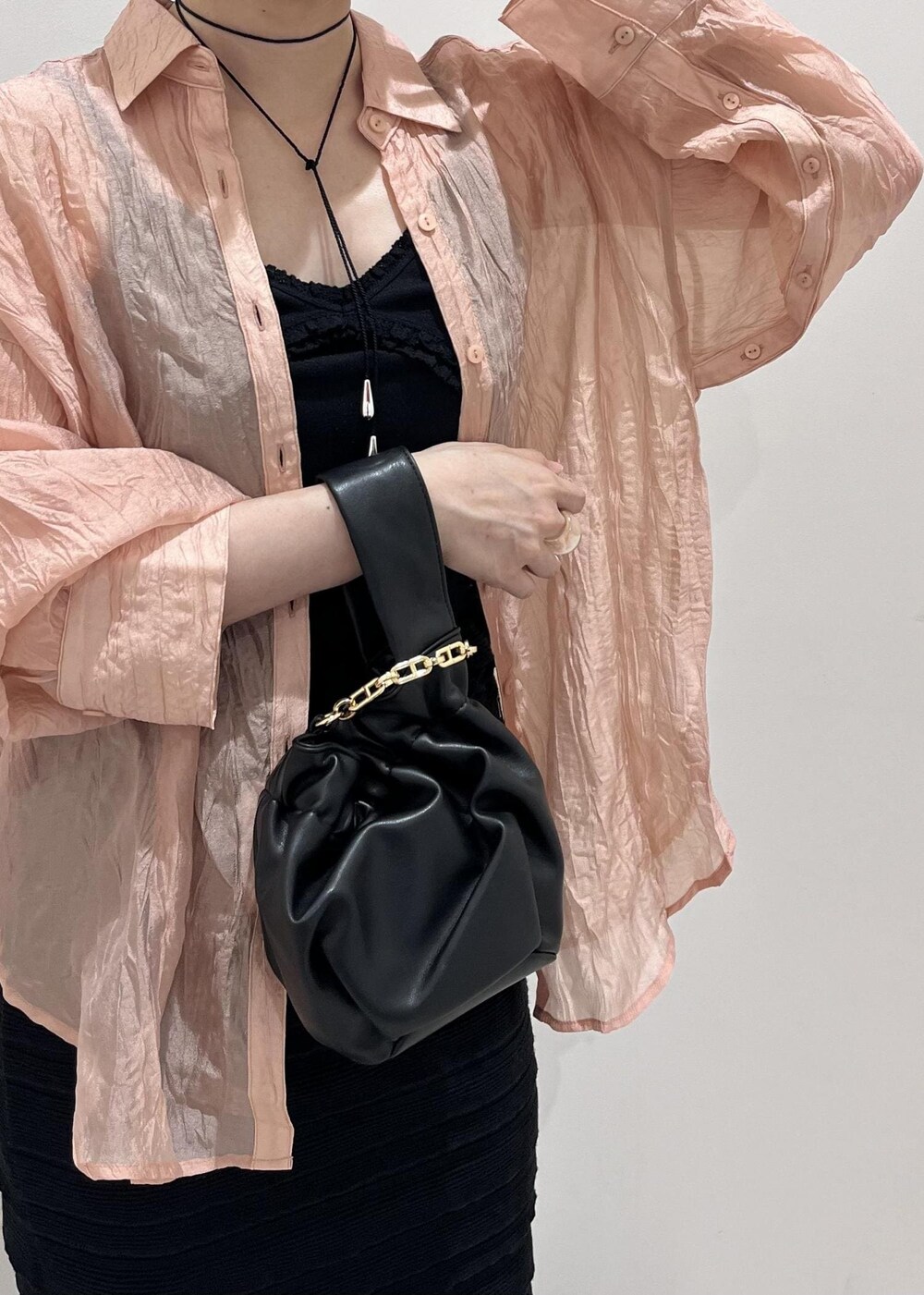 ブラック系のサンダル、ブラック系のスカート、ピンク系のシャツ/ブラウスを着用したレディースの夏コーディネートの4枚目の写真