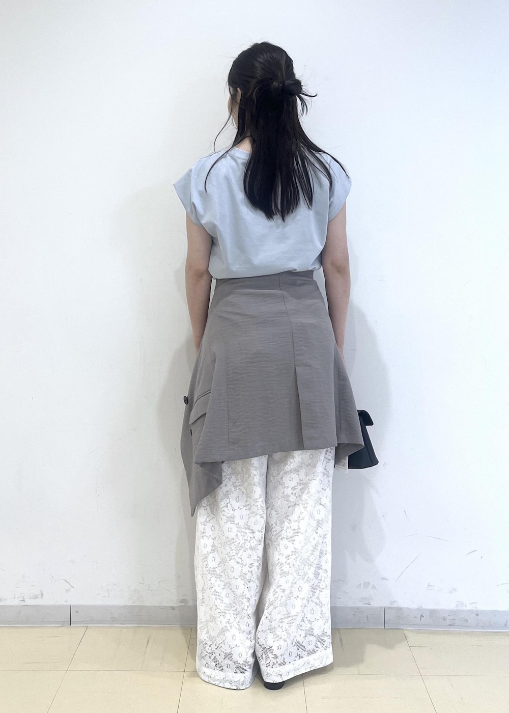 ブルー系のTシャツ/カットソー、ホワイト系のその他パンツ、グレー系のテーラードジャケットを着用したレディースの夏コーディネートの2枚目の写真