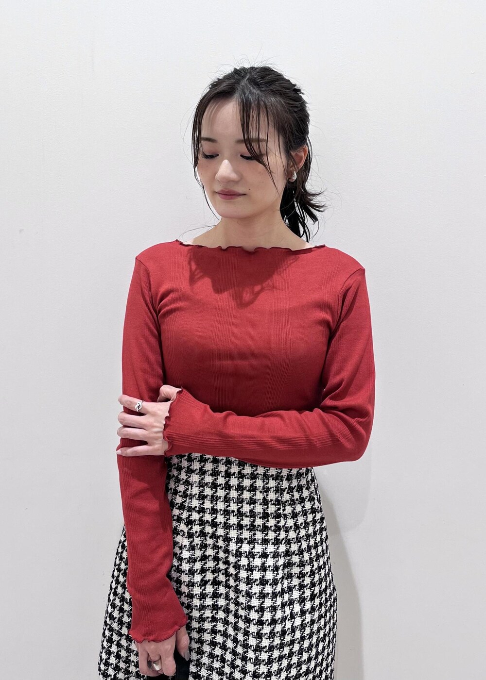 ブラック系のブーツ、ブラック系のスカート、ブラック系のダウンジャケット/コートを着用したレディースの冬コーディネートの9枚目の写真