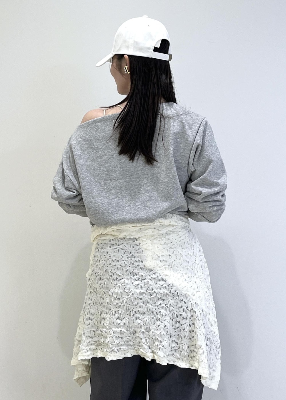 ホワイト系のパンプス、ブラック系のショルダーバッグ、ホワイト系のカーディガン/ボレロを着用したレディースの春コーディネートの10枚目の写真