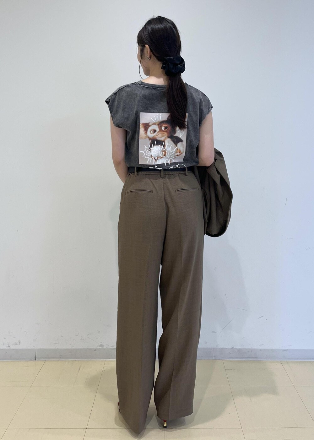 ブラック系のショルダーバッグ、レッド系のサンダル、ブラック系のTシャツ/カットソーを着用したレディースの夏コーディネートの5枚目の写真