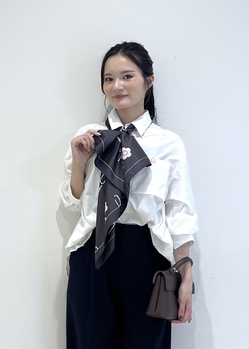 ブルー系のその他パンツ、ブラウン系のショルダーバッグ、ホワイト系のブーツを着用したレディースの秋コーディネートの4枚目の写真
