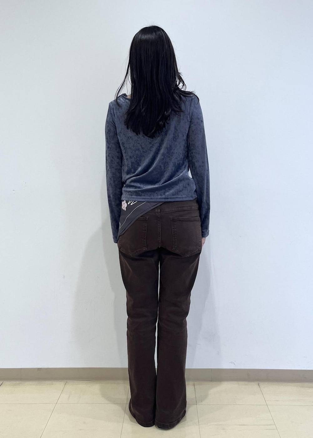 ブラック系のショルダーバッグ、ブルー系のテーラードジャケット、ブルー系のTシャツ/カットソーを着用したレディースの秋コーディネートの3枚目の写真