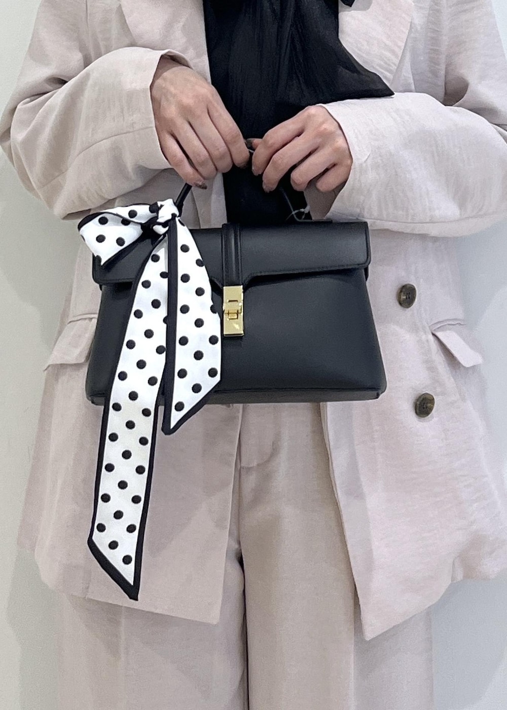 ブラック系のショルダーバッグ、ブラック系のパンプス、ピンク系のその他パンツを着用したレディースの春コーディネートの8枚目の写真