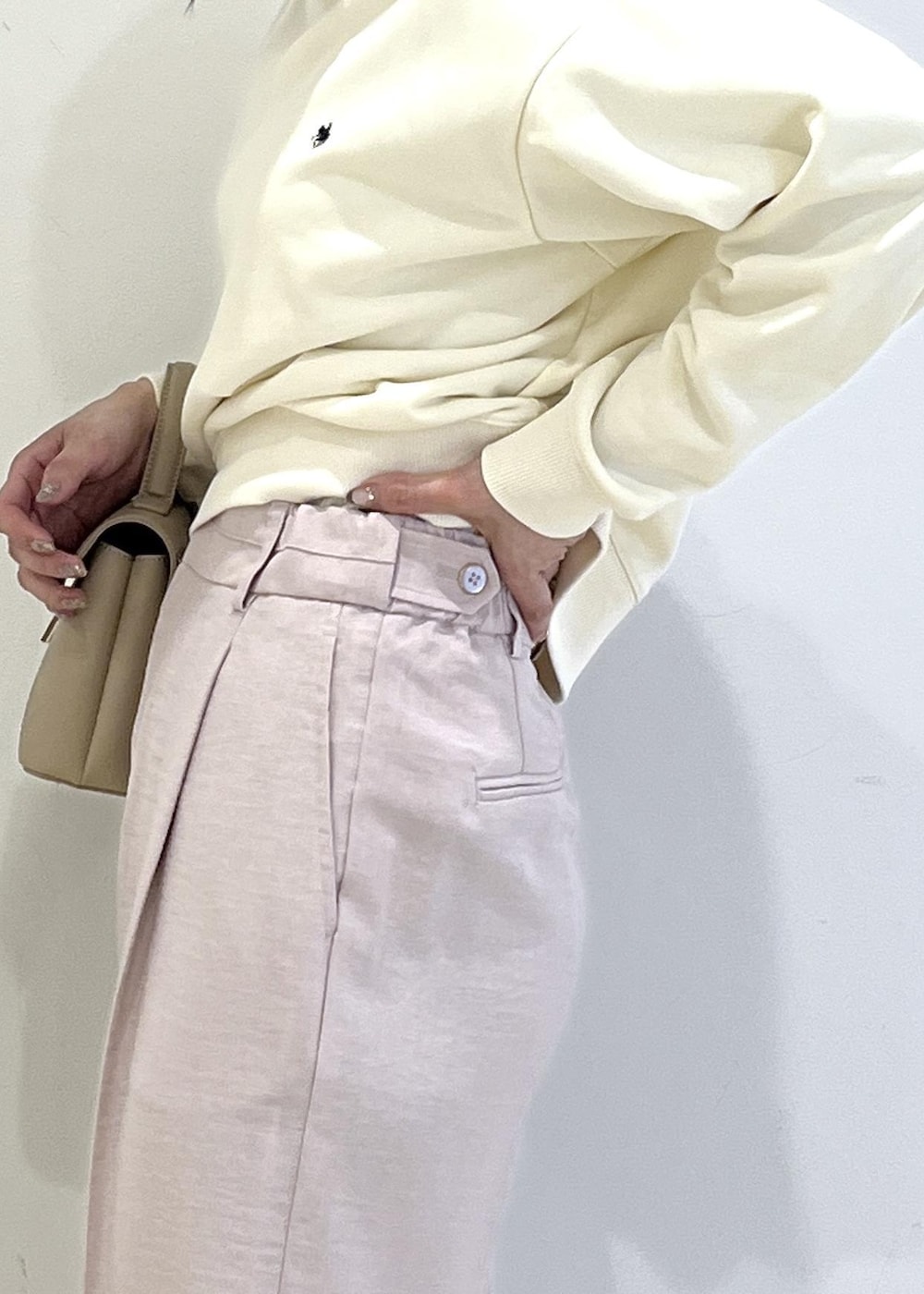 ホワイト系のカーディガン/ボレロ、ベージュ系のショルダーバッグ、ピンク系のその他パンツを着用したレディースの春コーディネートの9枚目の写真