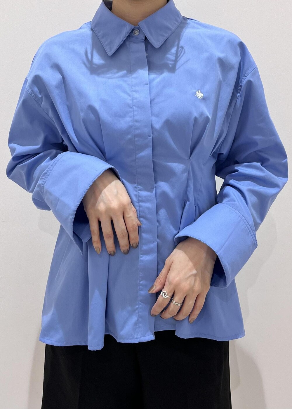 ブラック系のトートバッグ、ブラック系のブーツ、ブラック系のその他パンツを着用したレディースの秋コーディネートの7枚目の写真