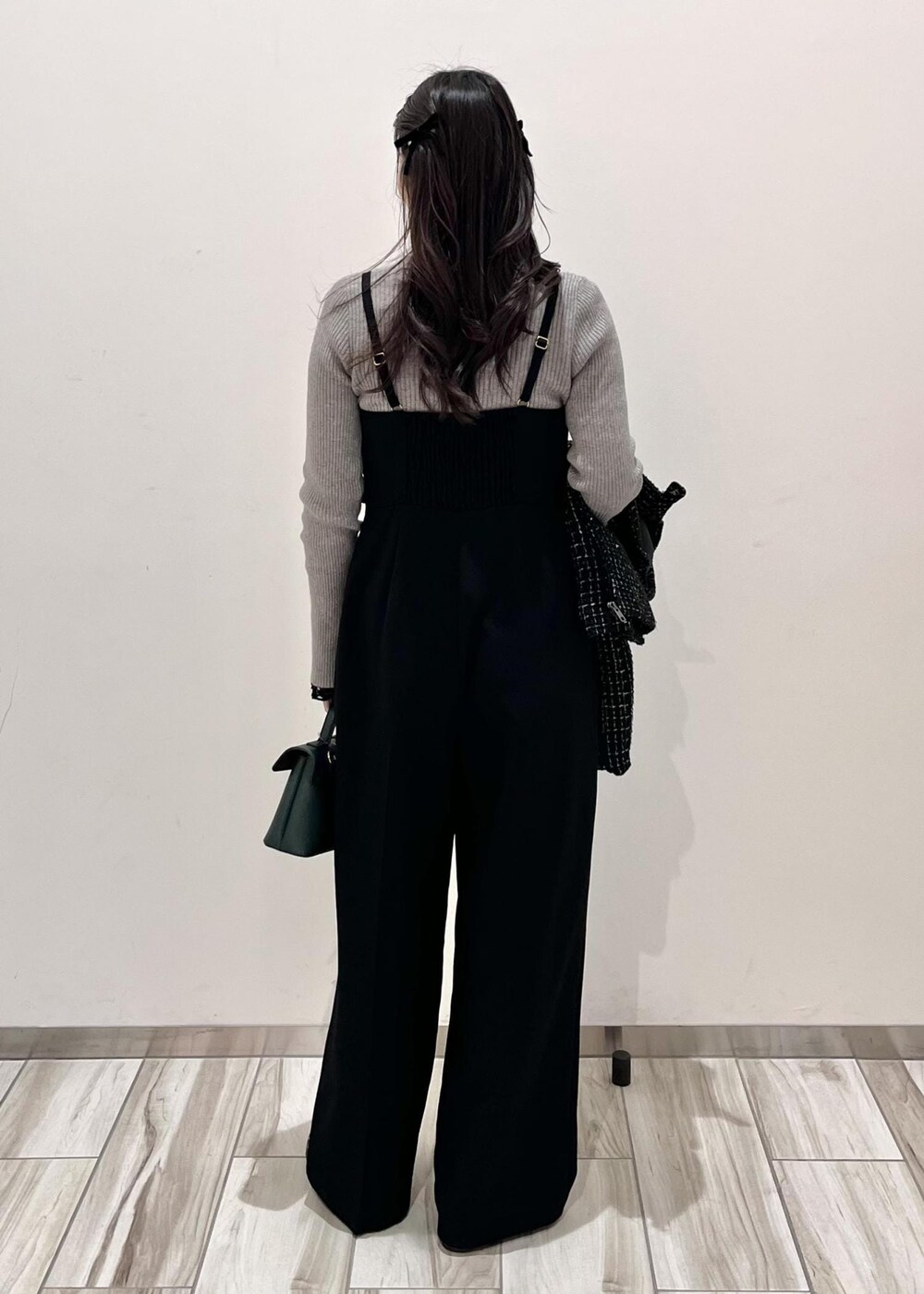 グリーン系のショルダーバッグ、ブラック系のバレエシューズ、ブラック系のTシャツ/カットソーを着用したレディースの秋コーディネートの3枚目の写真