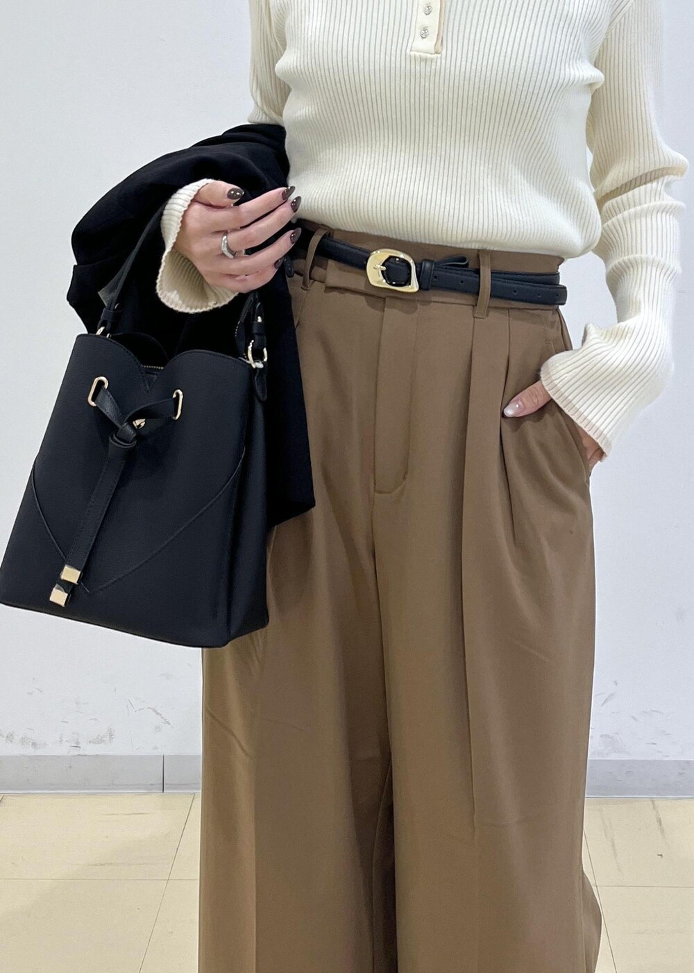 ブラック系のショルダーバッグ、ブラック系のテーラードジャケット、イエロー系のその他パンツを着用したレディースの秋コーディネートの9枚目の写真