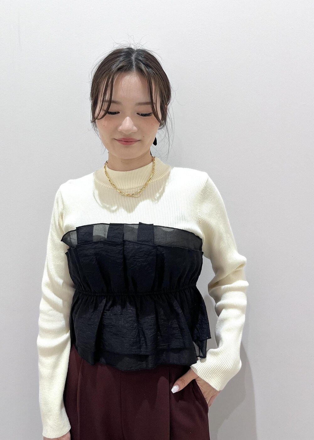 その他のショルダーバッグ、ブラウン系のその他パンツ、ホワイト系のニット/セーターを着用したレディースの冬コーディネートの9枚目の写真