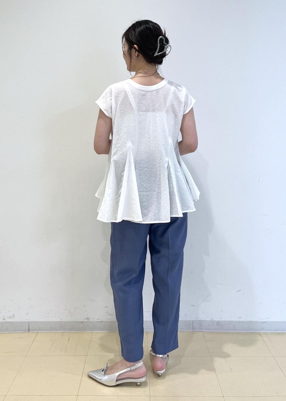 「羽織り、カーデ、クルーネック、パフスリーブ、テーパードパンツ、テーパード、パンツコーデ、ブルーコーデ、チュニックシャツ、チュニックブラウス、フレアブラウス、スキッパー、スキッパーシャツ、スキッパーブラウス、白ブラウス」｜「VISの【累計10,000点突破】【2WAY】ハートカットバッグ（ショルダーバッグ、ホワイト系）」を使った、ik18さん（レディース・158cm）の夏コーディネートの10枚目の写真