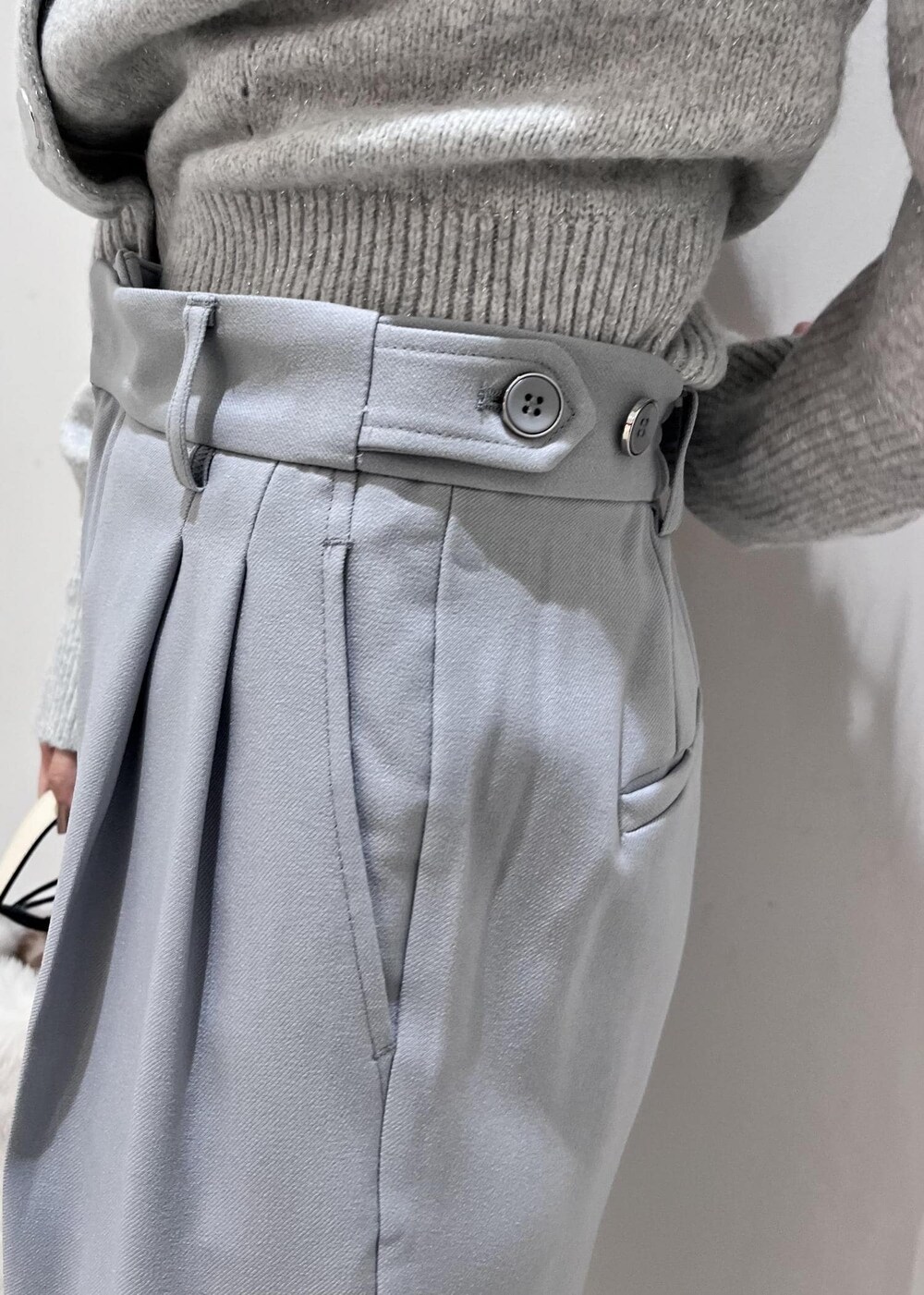 シルバー系のパンプス、ホワイト系のショルダーバッグ、グレー系のカーディガン/ボレロを着用したレディースの秋コーディネートの8枚目の写真