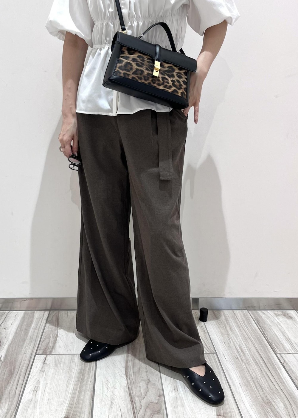 その他のショルダーバッグ、ブラック系のバレエシューズ、ホワイト系のシャツ/ブラウスを着用したレディースの秋コーディネートの5枚目の写真