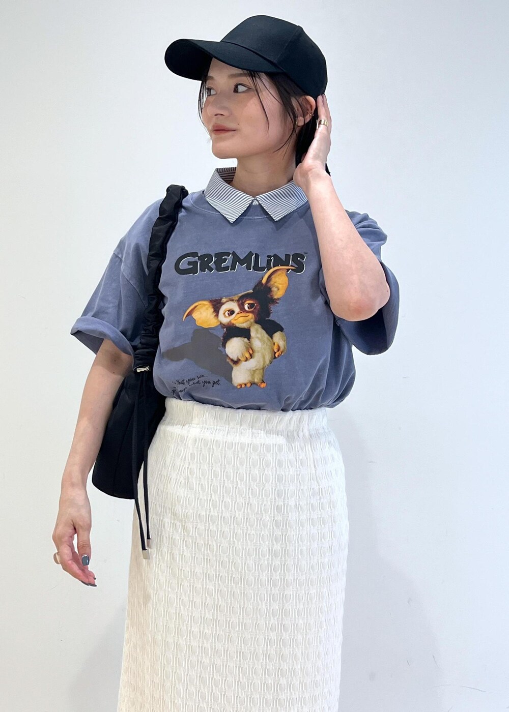 ブラック系のサンダル、ホワイト系のスカート、ブルー系のシャツ/ブラウスを着用したレディースの夏コーディネートの6枚目の写真