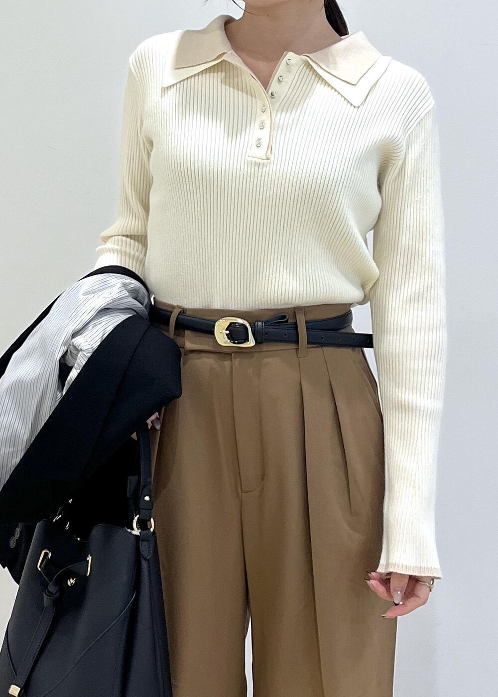 ブラック系のショルダーバッグ、ブラック系のテーラードジャケット、イエロー系のその他パンツを着用したレディースの秋コーディネートの8枚目の写真