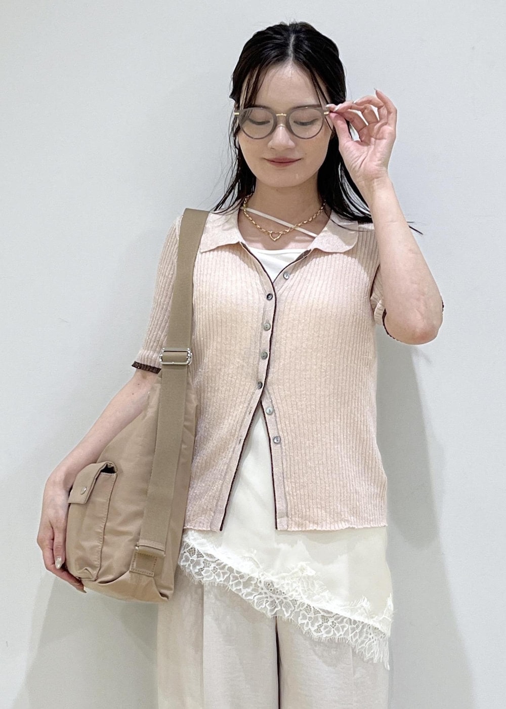 ホワイト系のその他パンツ、ベージュ系のショルダーバッグ、ピンク系のカーディガン/ボレロを着用したレディースの春コーディネートの6枚目の写真