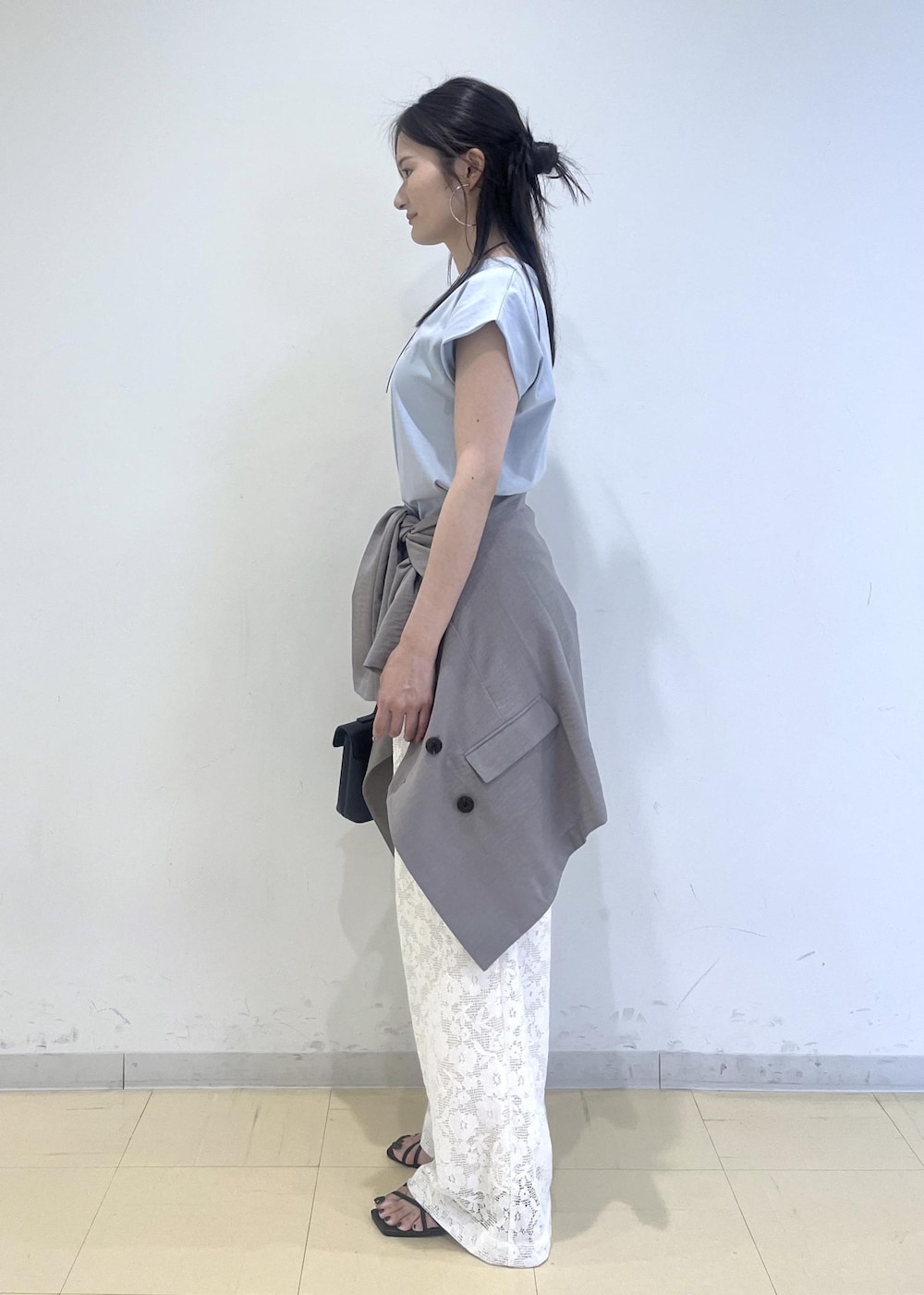 ブルー系のTシャツ/カットソー、ホワイト系のその他パンツ、グレー系のテーラードジャケットを着用したレディースの夏コーディネートの3枚目の写真