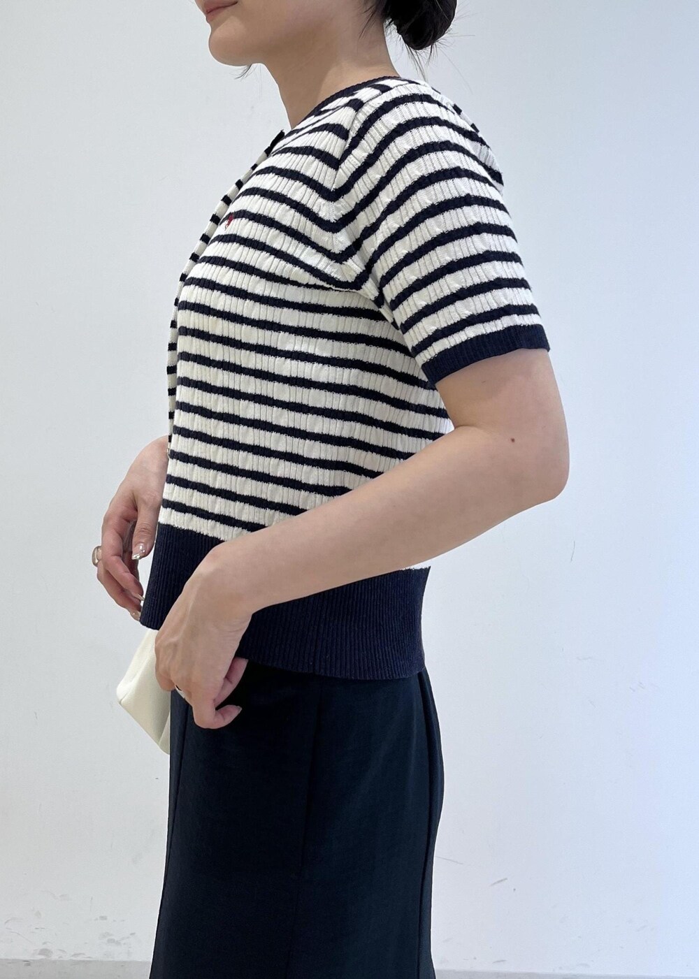 ホワイト系のショルダーバッグ、ホワイト系のキャミソール、レッド系のサンダルを着用したレディースの春コーディネートの9枚目の写真