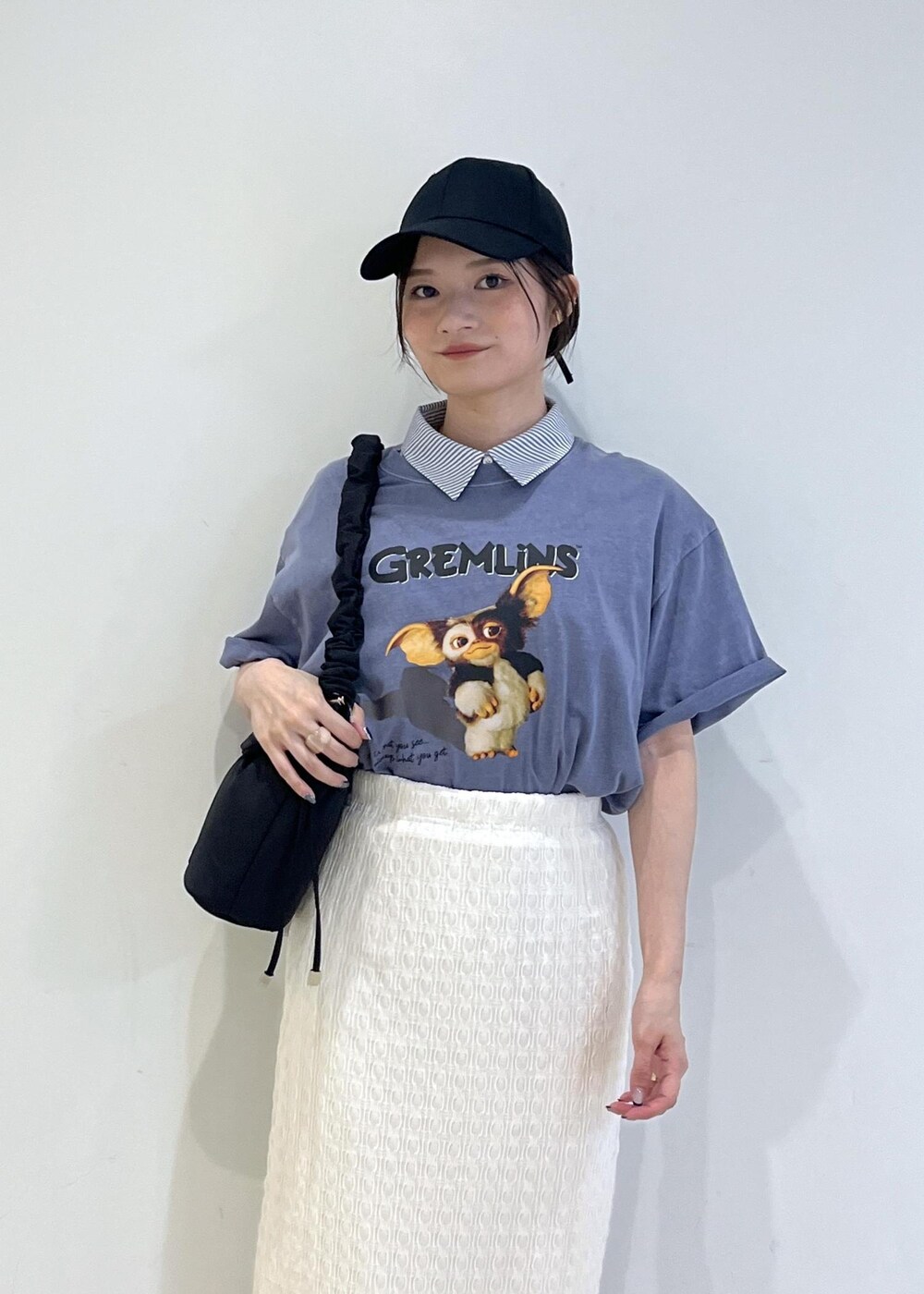 ブラック系のサンダル、ホワイト系のスカート、ブルー系のシャツ/ブラウスを着用したレディースの夏コーディネートの4枚目の写真