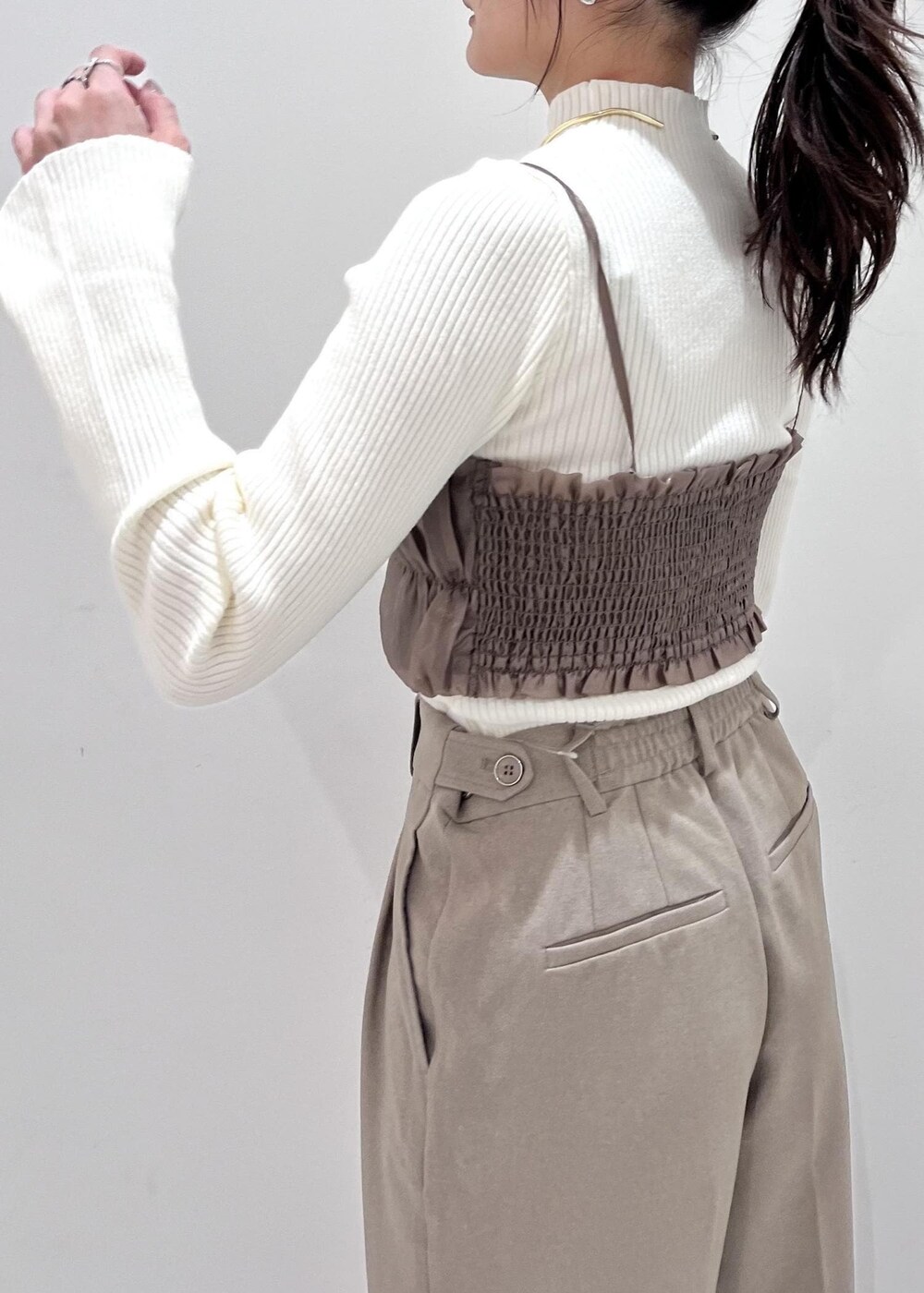 ホワイト系のショルダーバッグ、ホワイト系のブーツ、ホワイト系のブルゾンを着用したレディースの秋コーディネートの9枚目の写真