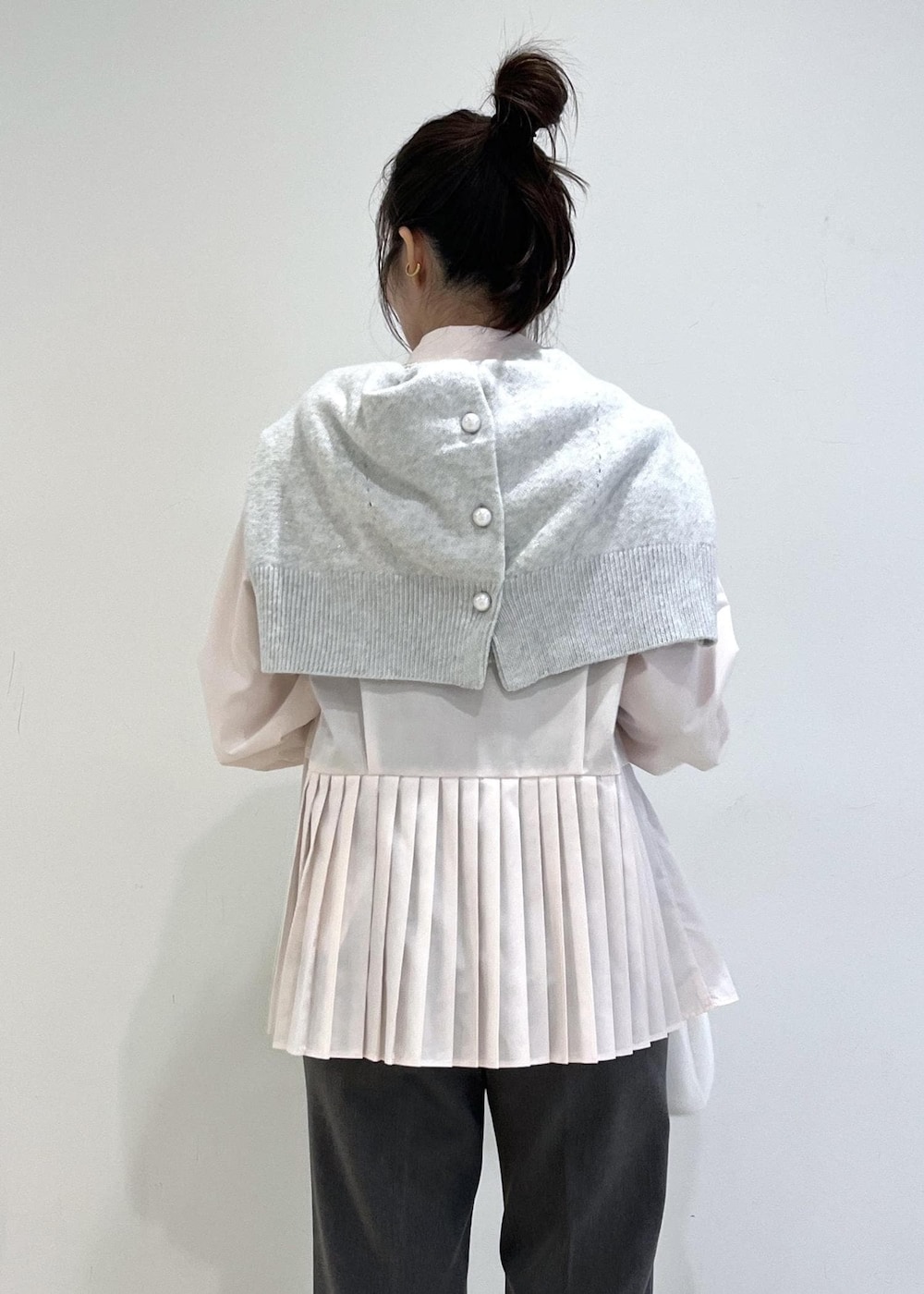 ホワイト系のショルダーバッグ、ホワイト系のパンプス、グレー系のスラックスを着用したレディースの秋コーディネートの9枚目の写真