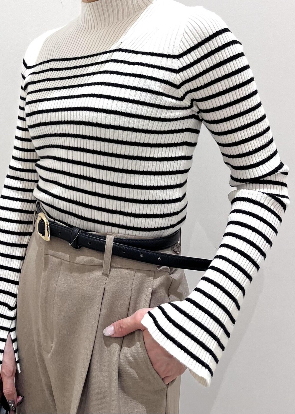 ブルー系のデニムジャケット、ホワイト系のニット/セーター、ベージュ系のスラックスを着用したレディースの冬コーディネートの10枚目の写真