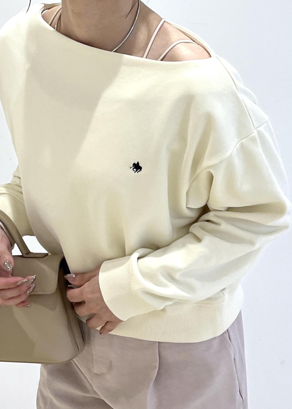 ホワイト系のカーディガン/ボレロ、ベージュ系のショルダーバッグ、ピンク系のその他パンツを着用したレディースの春コーディネートの10枚目の写真