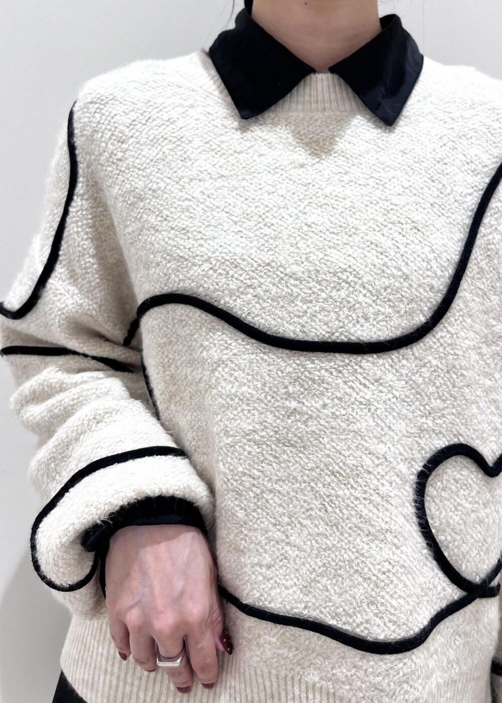 ブラック系のパンプス、ブラウン系のハンドバッグ、ブラック系のシャツ/ブラウスを着用したレディースの秋コーディネートの5枚目の写真