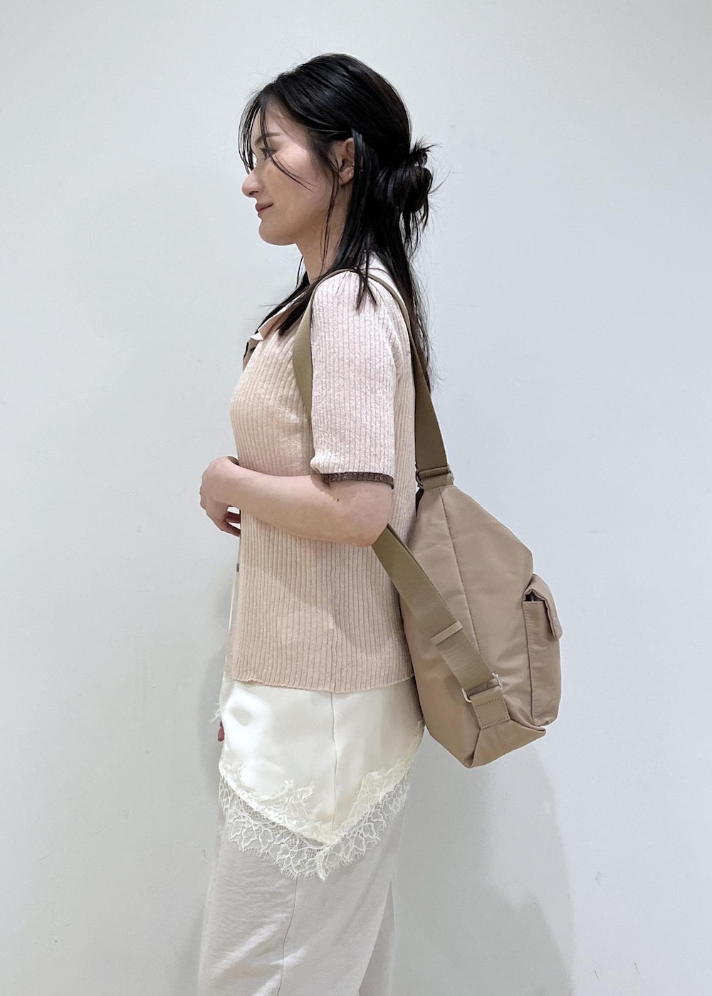 ホワイト系のその他パンツ、ベージュ系のショルダーバッグ、ピンク系のカーディガン/ボレロを着用したレディースの春コーディネートの9枚目の写真