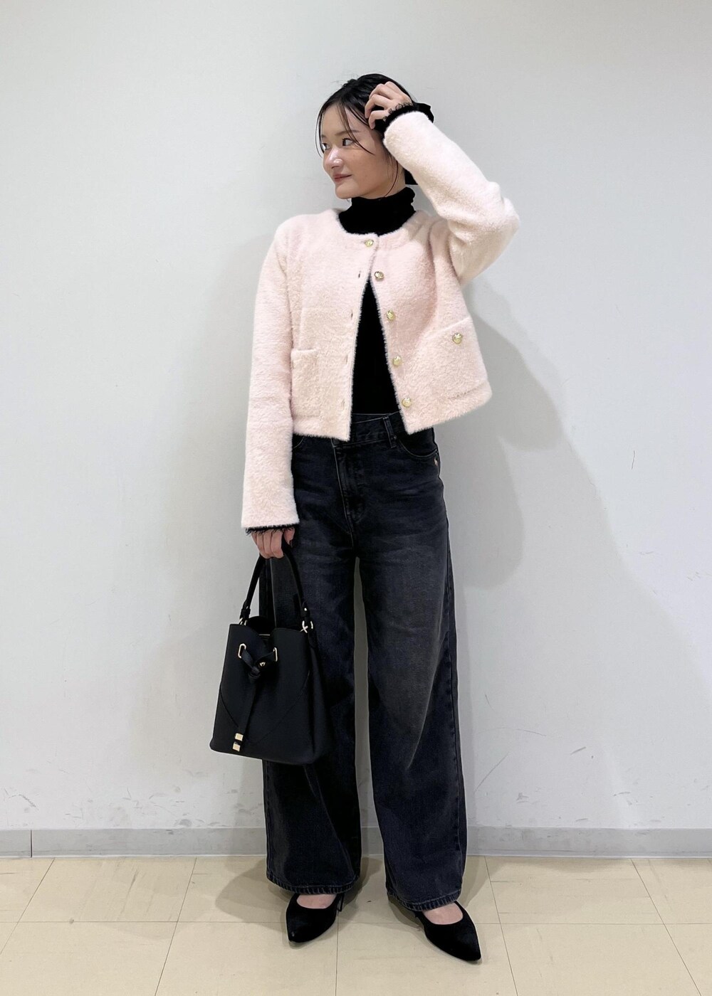 ブラック系のショルダーバッグ、グレー系のデニムパンツ、ピンク系のカーディガン/ボレロを着用したレディースの秋コーディネートの10枚目の写真