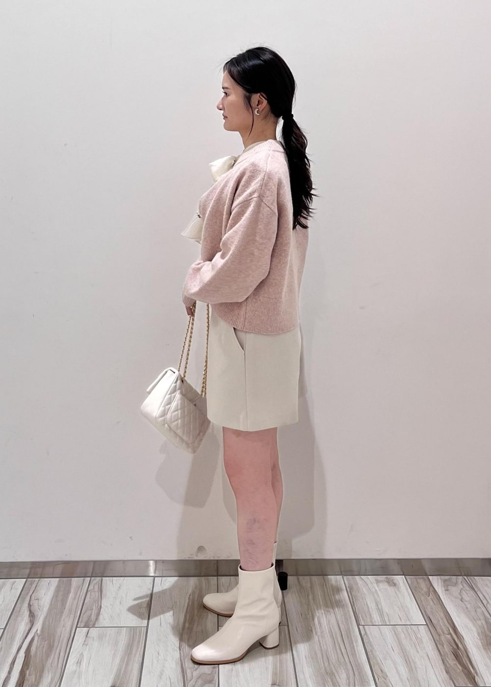 ベージュ系のその他パンツ、ホワイト系のショルダーバッグ、ホワイト系のシャツ/ブラウスを着用したレディースの秋コーディネートの2枚目の写真