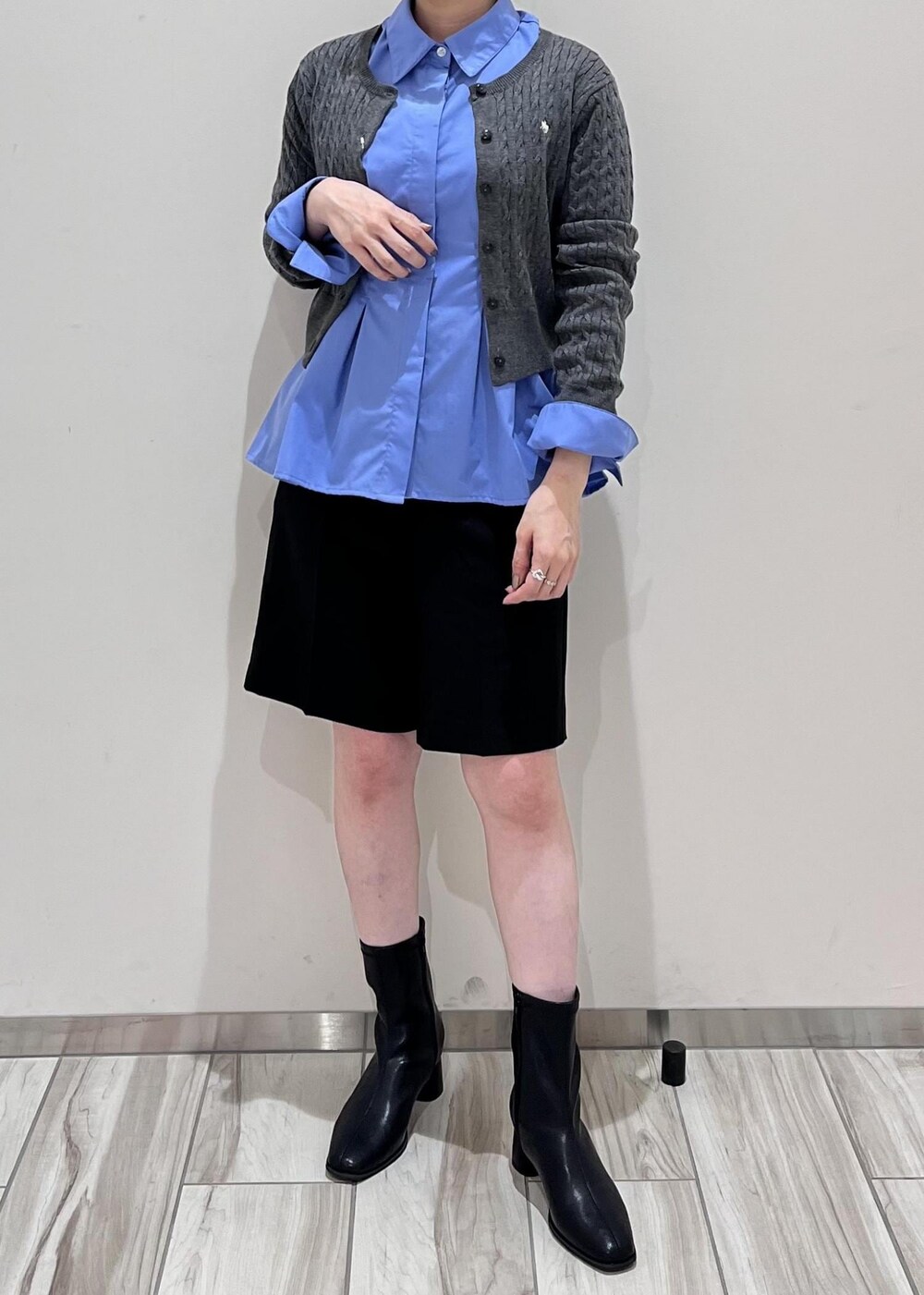 ブラック系のトートバッグ、ブラック系のブーツ、ブラック系のその他パンツを着用したレディースの秋コーディネートの8枚目の写真