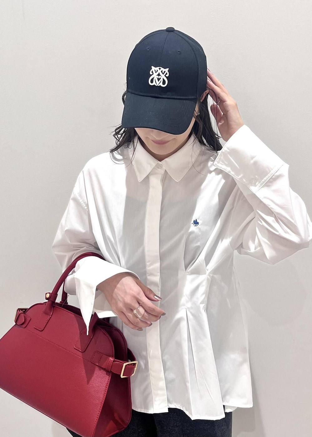 レッド系のトートバッグ、グレー系のその他パンツ、ブラック系のブーツを着用したレディースの秋コーディネートの9枚目の写真