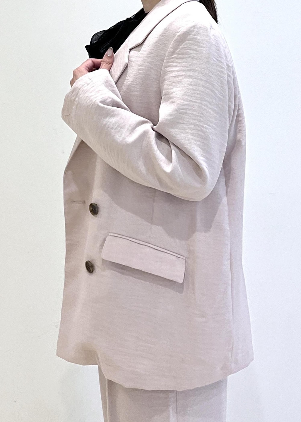 ブラック系のショルダーバッグ、ブラック系のパンプス、ピンク系のその他パンツを着用したレディースの春コーディネートの6枚目の写真