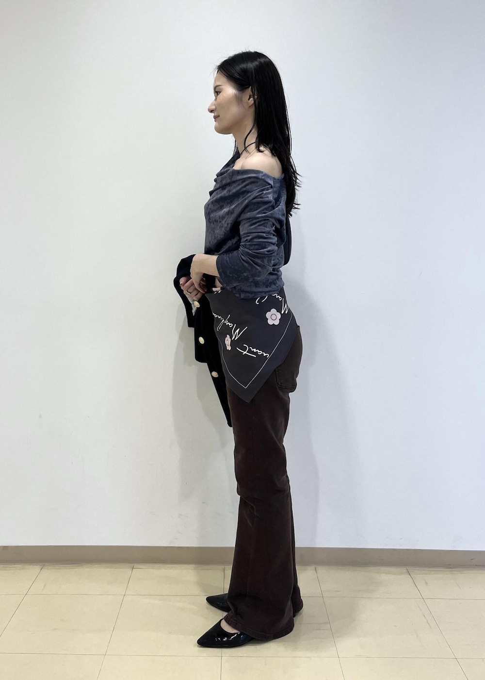 ブラック系のショルダーバッグ、ブルー系のテーラードジャケット、ブルー系のTシャツ/カットソーを着用したレディースの秋コーディネートの2枚目の写真