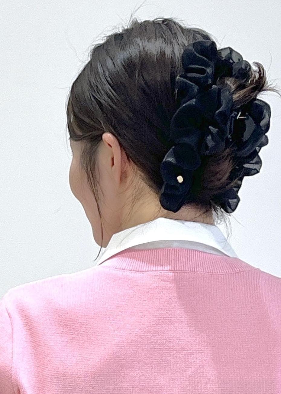 ホワイト系のシャツ/ブラウス、ピンク系のカーディガン/ボレロ、グレー系のその他パンツを着用したレディースの春コーディネートの10枚目の写真