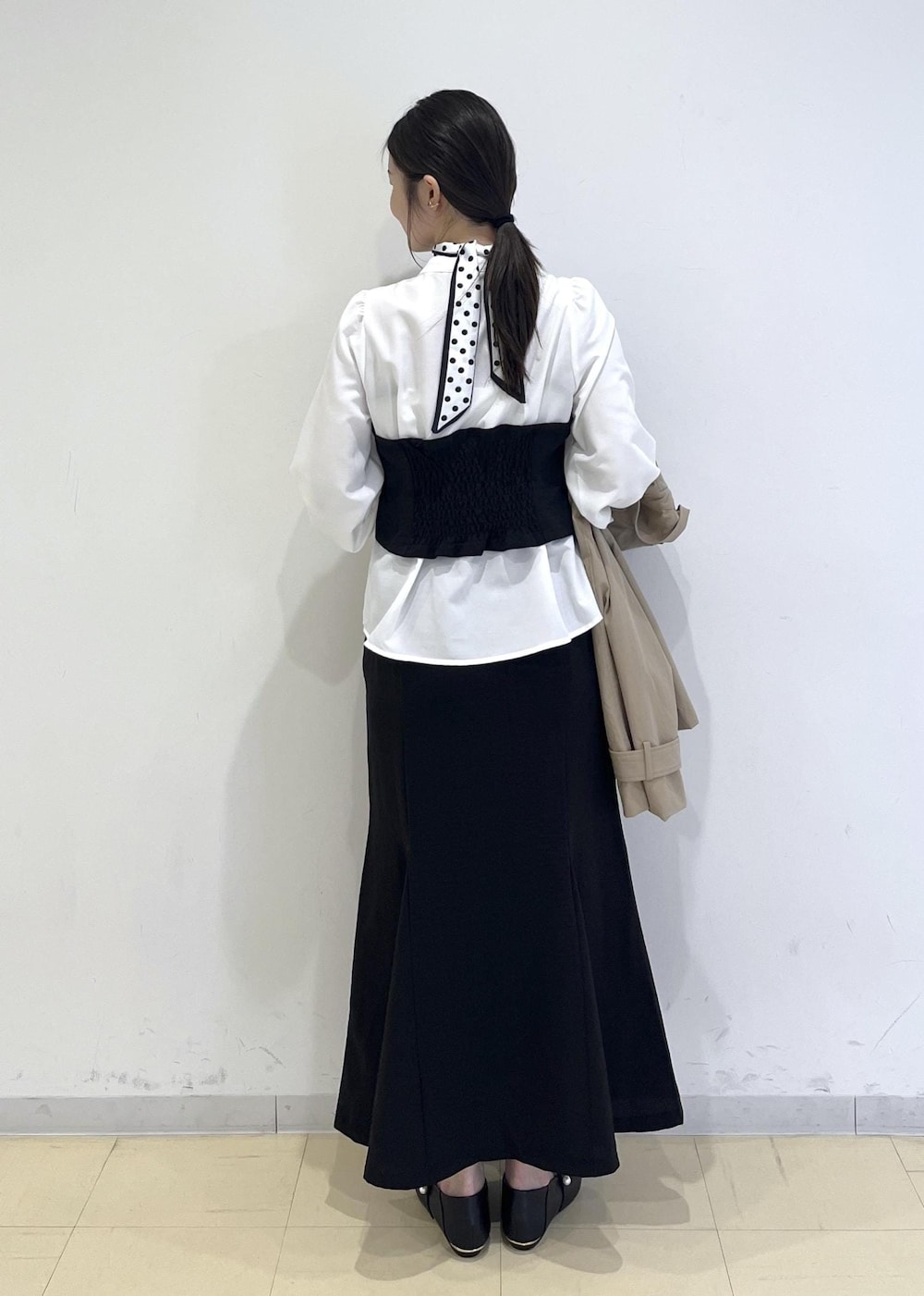 ブラック系のパンプス、ブラック系のスカート、ブラック系のシャツ/ブラウスを着用したレディースの春コーディネートの2枚目の写真