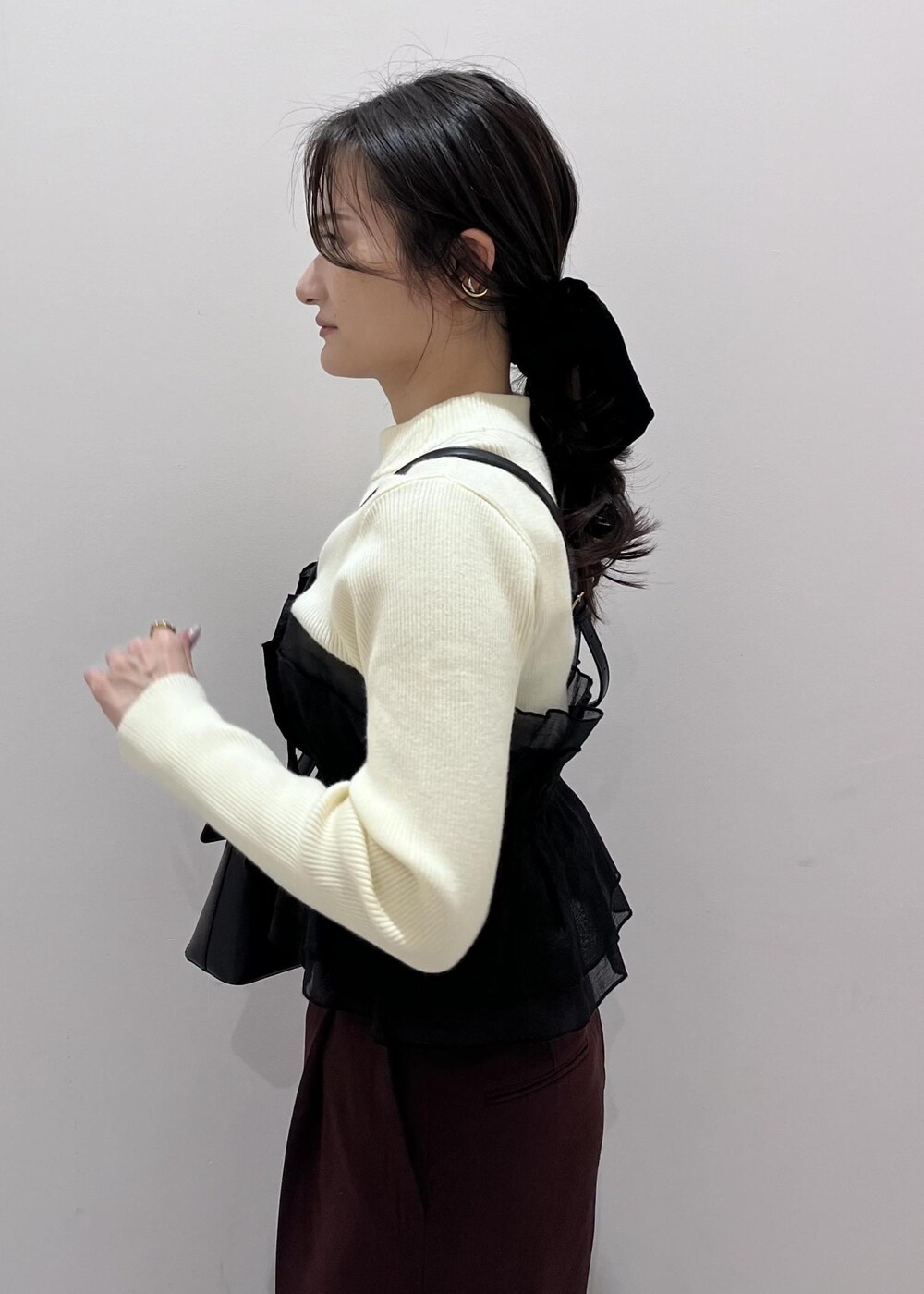 その他のショルダーバッグ、ブラウン系のその他パンツ、ホワイト系のニット/セーターを着用したレディースの冬コーディネートの7枚目の写真