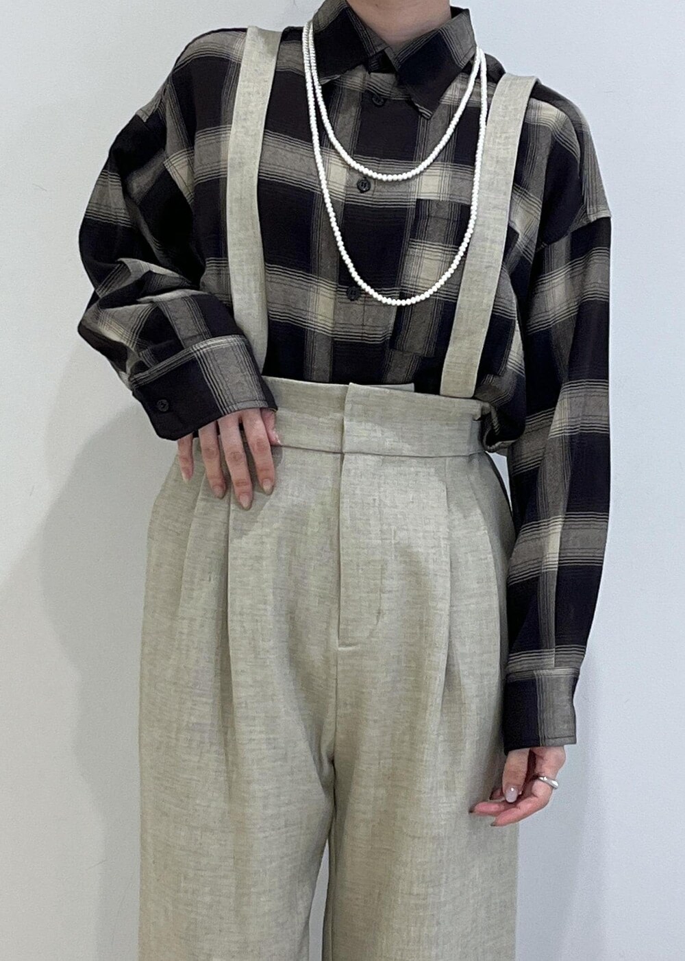 ブラック系のシャツ/ブラウス、ベージュ系のその他パンツ、ブラック系のトートバッグを着用したレディースの秋コーディネートの6枚目の写真