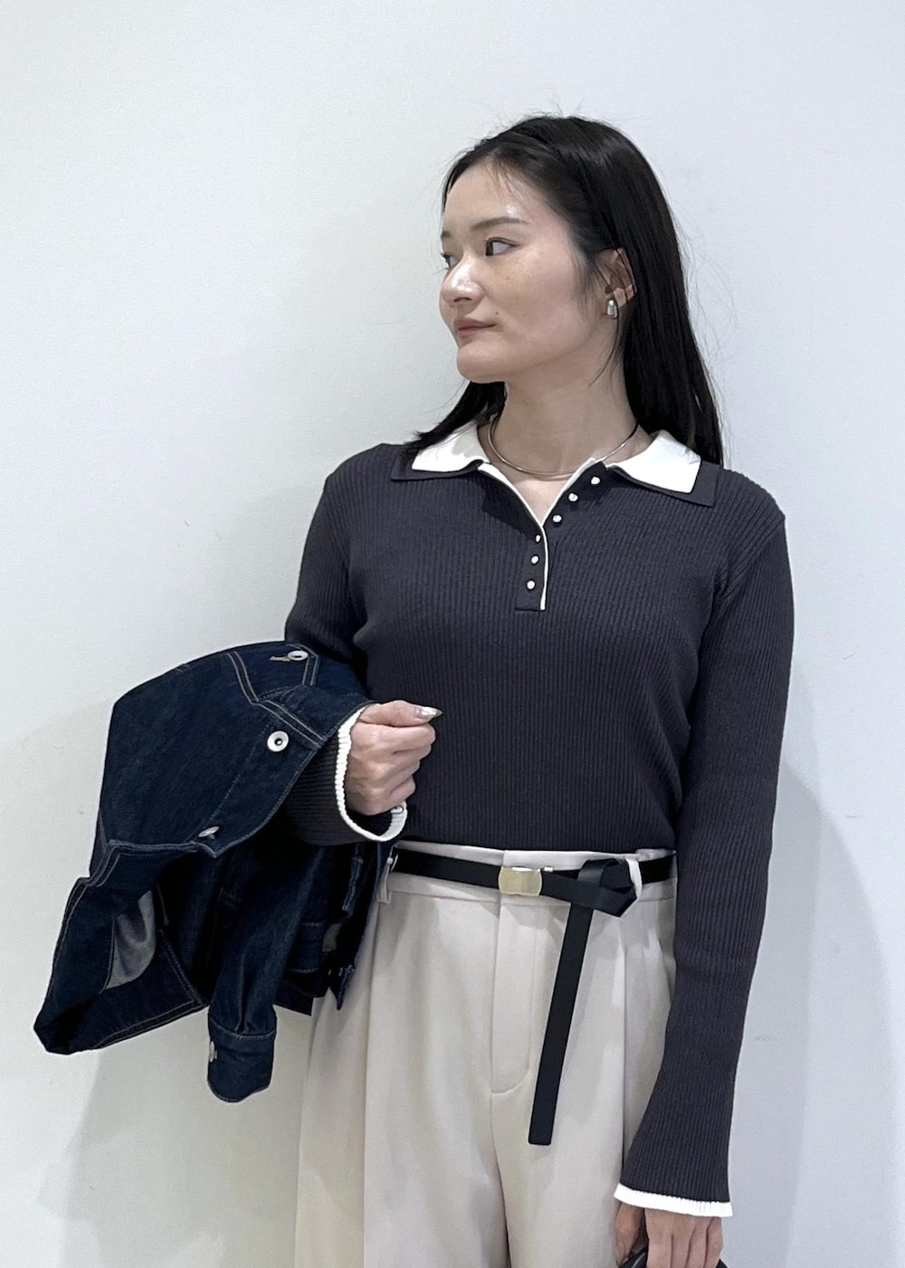 ベージュ系のその他パンツ、ブルー系のデニムジャケット、グレー系のニット/セーターを着用したレディースの冬コーディネートの4枚目の写真