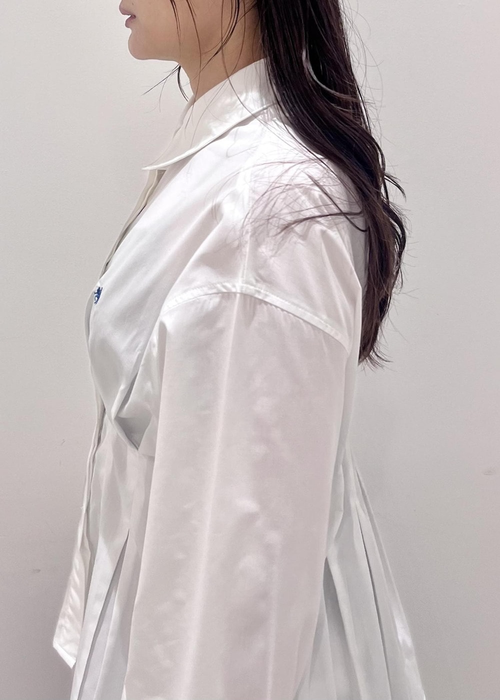 レッド系のトートバッグ、グレー系のその他パンツ、ブラック系のブーツを着用したレディースの秋コーディネートの6枚目の写真