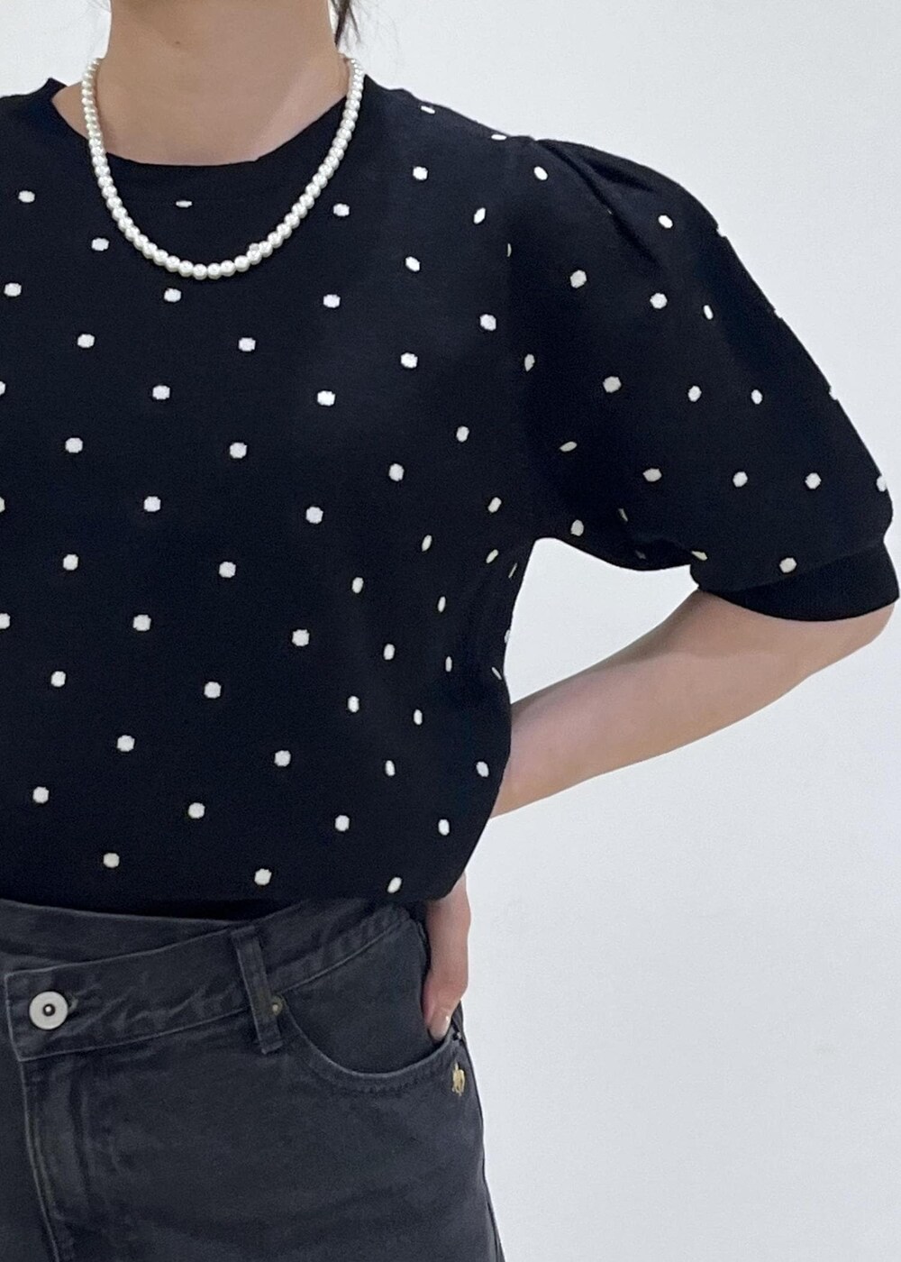 ピンク系のショルダーバッグ、ブラック系のパンプス、ブラック系のニット/セーターを着用したレディースの秋コーディネートの5枚目の写真