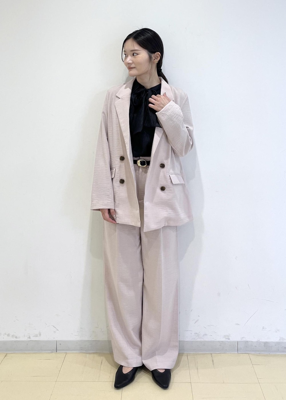 ブラック系のショルダーバッグ、ブラック系のパンプス、ピンク系のその他パンツを着用したレディースの春コーディネートの3枚目の写真