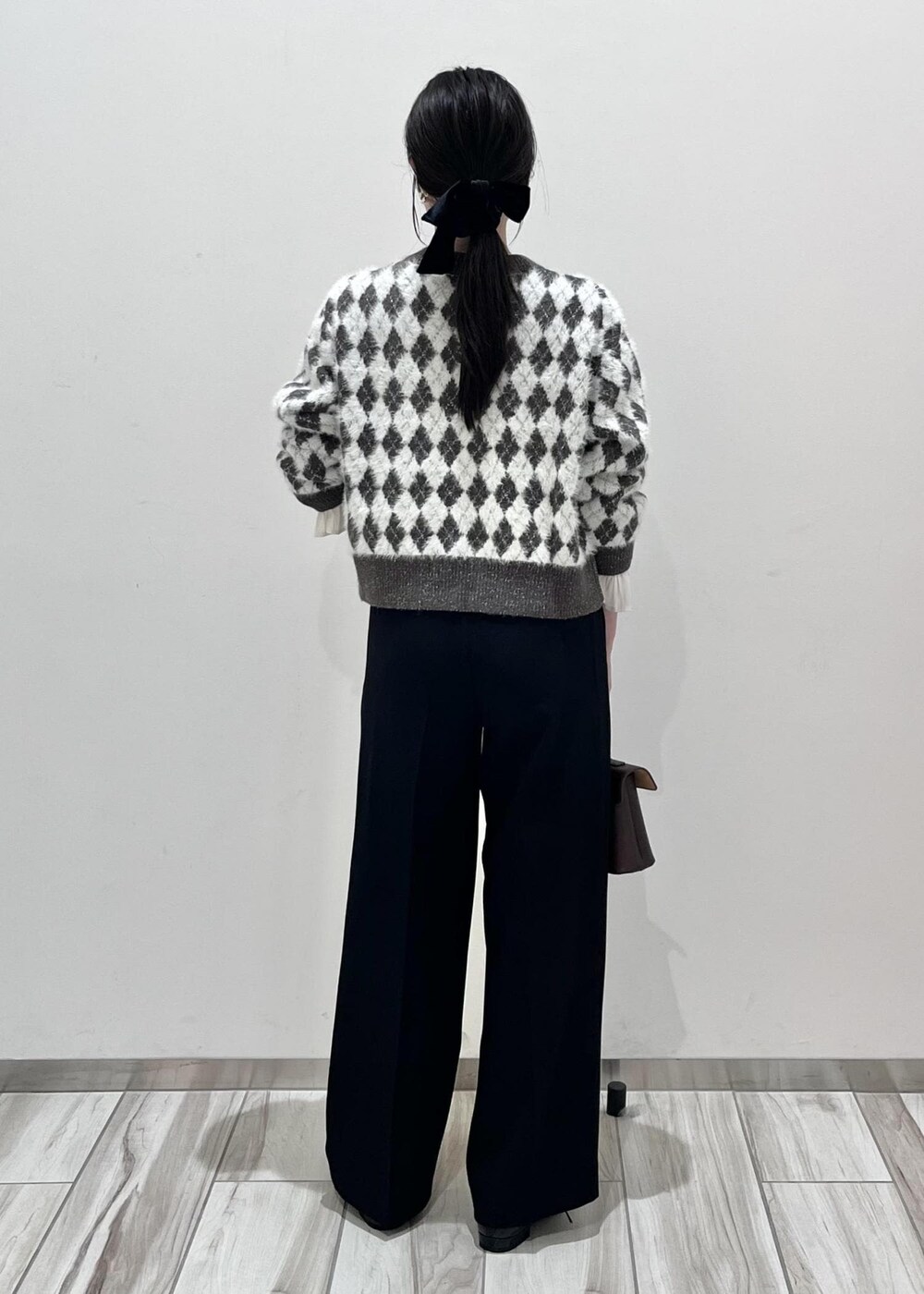 ブラック系のパンプス、ブラウン系のショルダーバッグ、ホワイト系のシャツ/ブラウスを着用したレディースの秋コーディネートの3枚目の写真