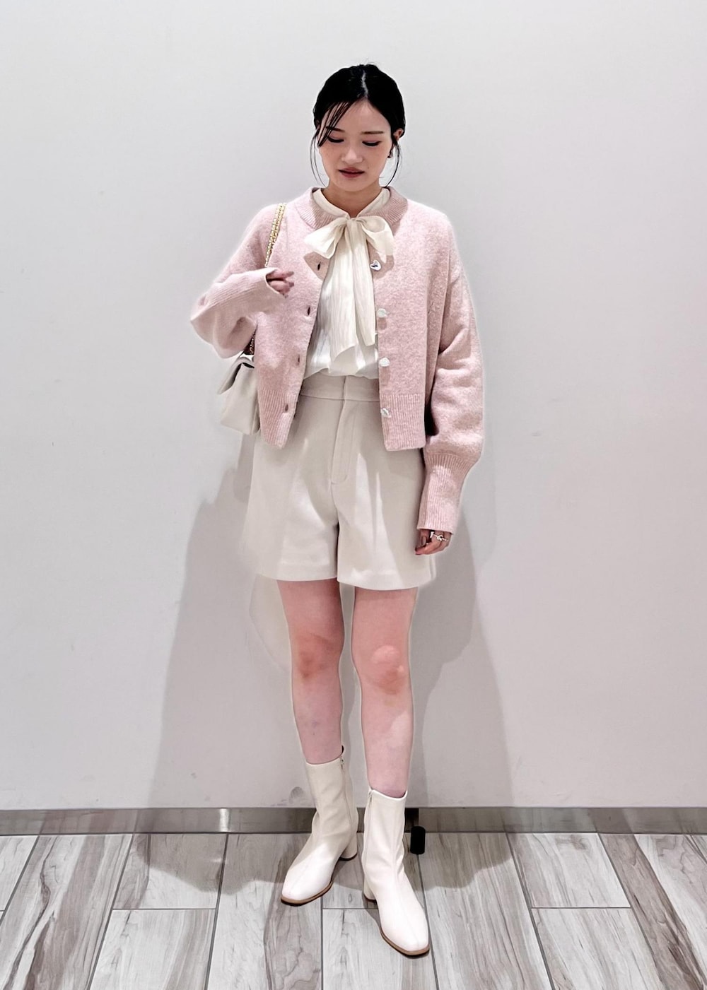 ベージュ系のその他パンツ、ホワイト系のショルダーバッグ、ホワイト系のシャツ/ブラウスを着用したレディースの秋コーディネートの10枚目の写真