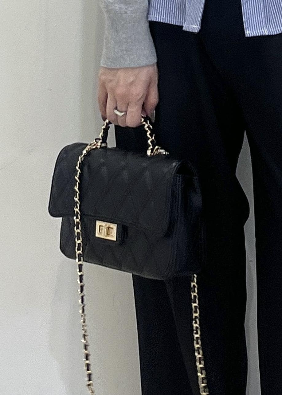 ホワイト系のパンプス、グレー系のカーディガン/ボレロ、ブラック系のスラックスを着用したレディースの冬コーディネートの8枚目の写真