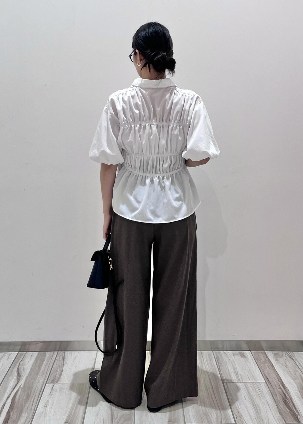 その他のショルダーバッグ、ブラック系のバレエシューズ、ホワイト系のシャツ/ブラウスを着用したレディースの秋コーディネートの2枚目の写真