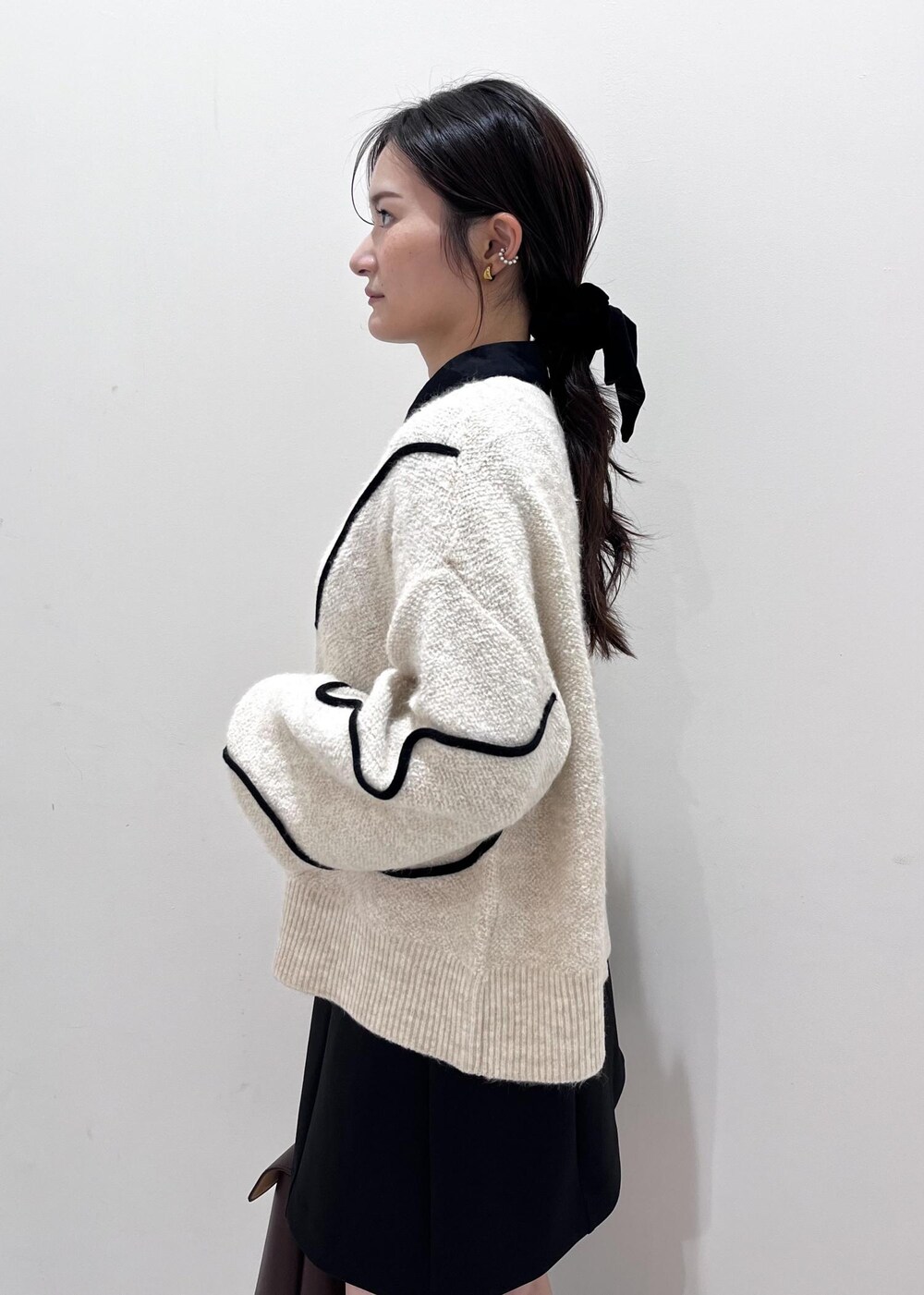 ブラック系のパンプス、ブラウン系のハンドバッグ、ブラック系のシャツ/ブラウスを着用したレディースの秋コーディネートの3枚目の写真