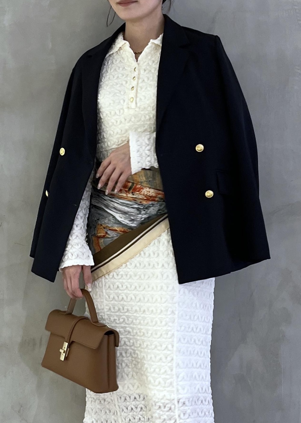 ブラック系のパンプス、ホワイト系のワンピース、ブルー系のテーラードジャケットを着用したレディースの春コーディネートの7枚目の写真